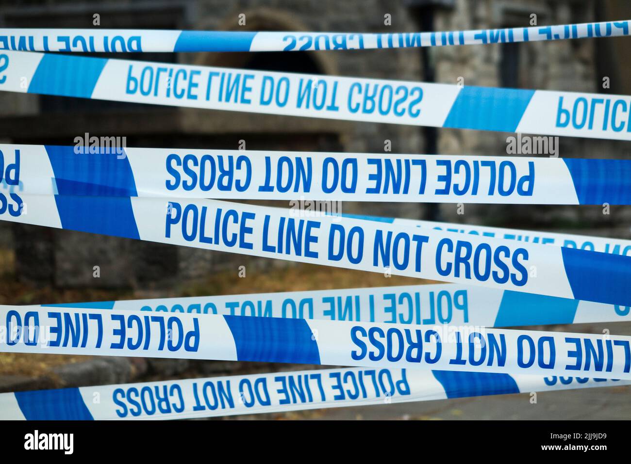 Linea di polizia non attraversare la barriera del nastro, tipicamente disposto intorno ad una scena del crimine da agenti di polizia o scena di ufficiale di crimine / funzionari di crimini. REGNO UNITO.(131) Foto Stock