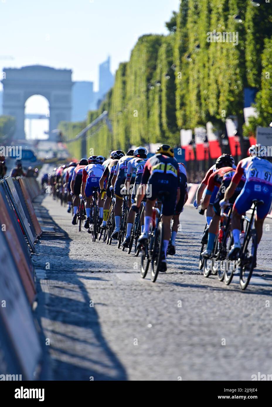 Parigi, Francia, 24/07/2022, il peloton in azione durante la fase 21 del Tour De France, Lacapelle-Marival a Rocamadour, sabato 24th luglio 2022 Credit: Pete Goding/Godingimages/Alamay Live News Foto Stock