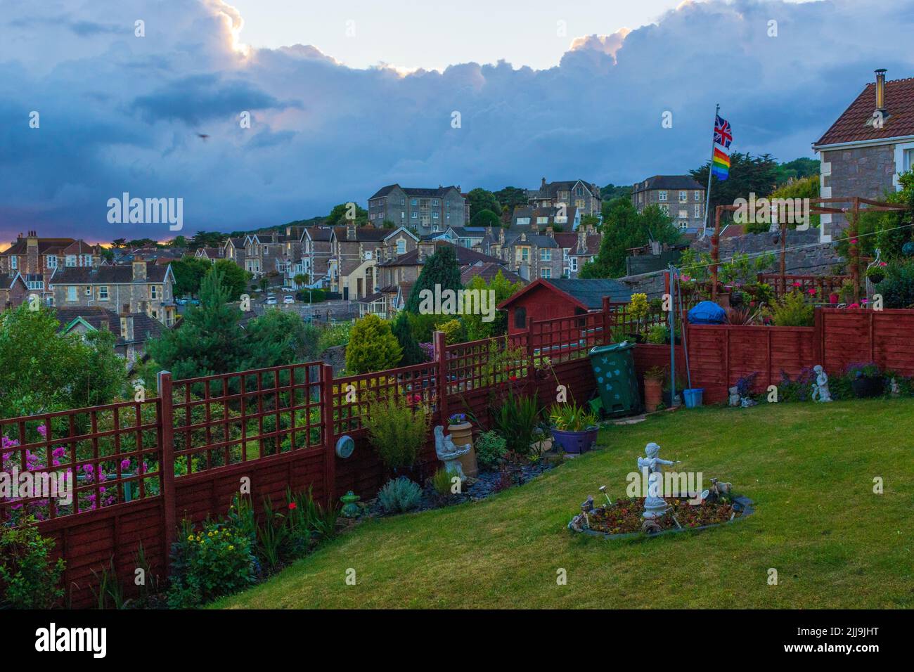 Vista sulla strada a Weston-super-Mare al tramonto - una città sul mare nel Somerset del Nord, Inghilterra. Foto Stock