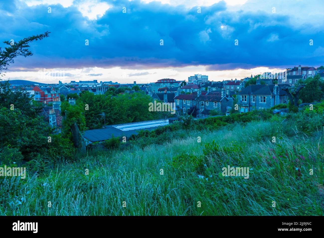 Vista sulla strada a Weston-super-Mare al tramonto - una città sul mare nel Somerset del Nord, Inghilterra. Foto Stock