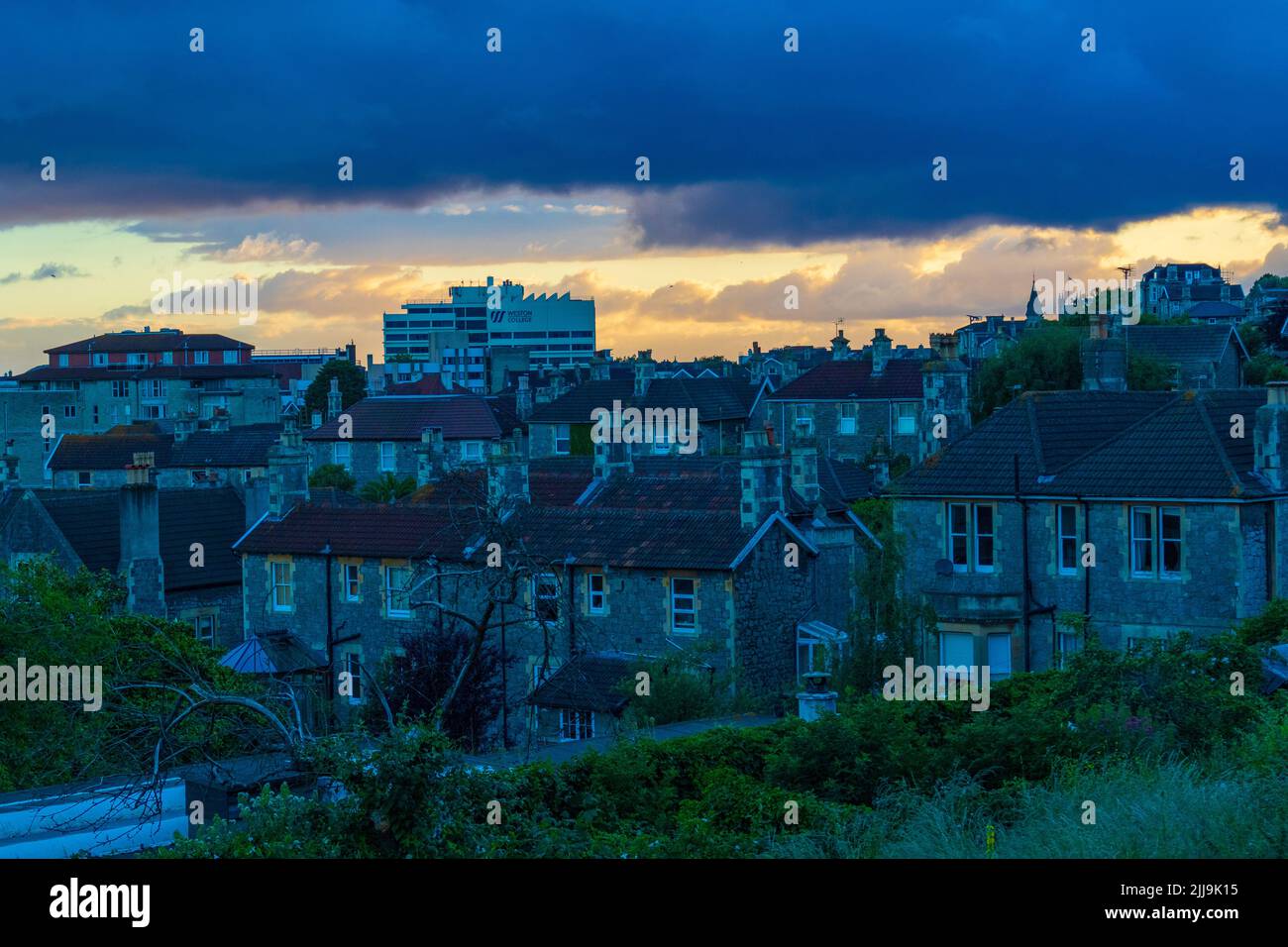 Vista sulla strada a Weston-super-Mare al tramonto - una città sul mare nel Somerset del Nord, Inghilterra. Foto Stock