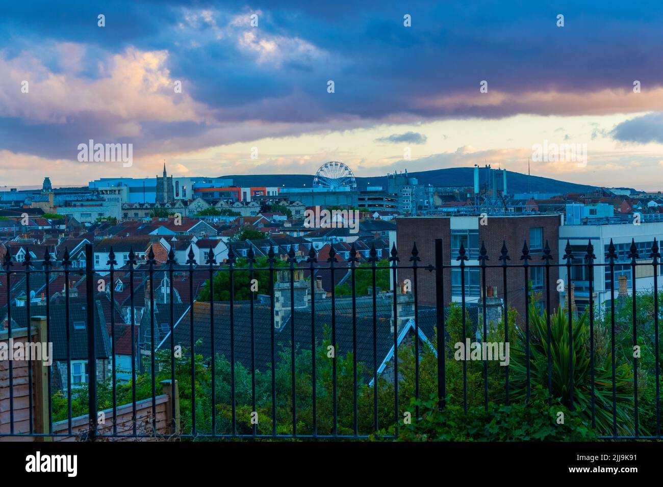 Vista sulla strada a Weston-super-Mare al tramonto - una città sul mare nel Somerset del Nord, Inghilterra. Foto Stock