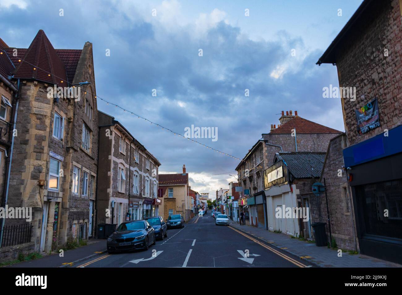 Vista sulla strada a Weston-super-Mare al tramonto - una città sul mare nel Somerset del Nord, Inghilterra. Foto Stock