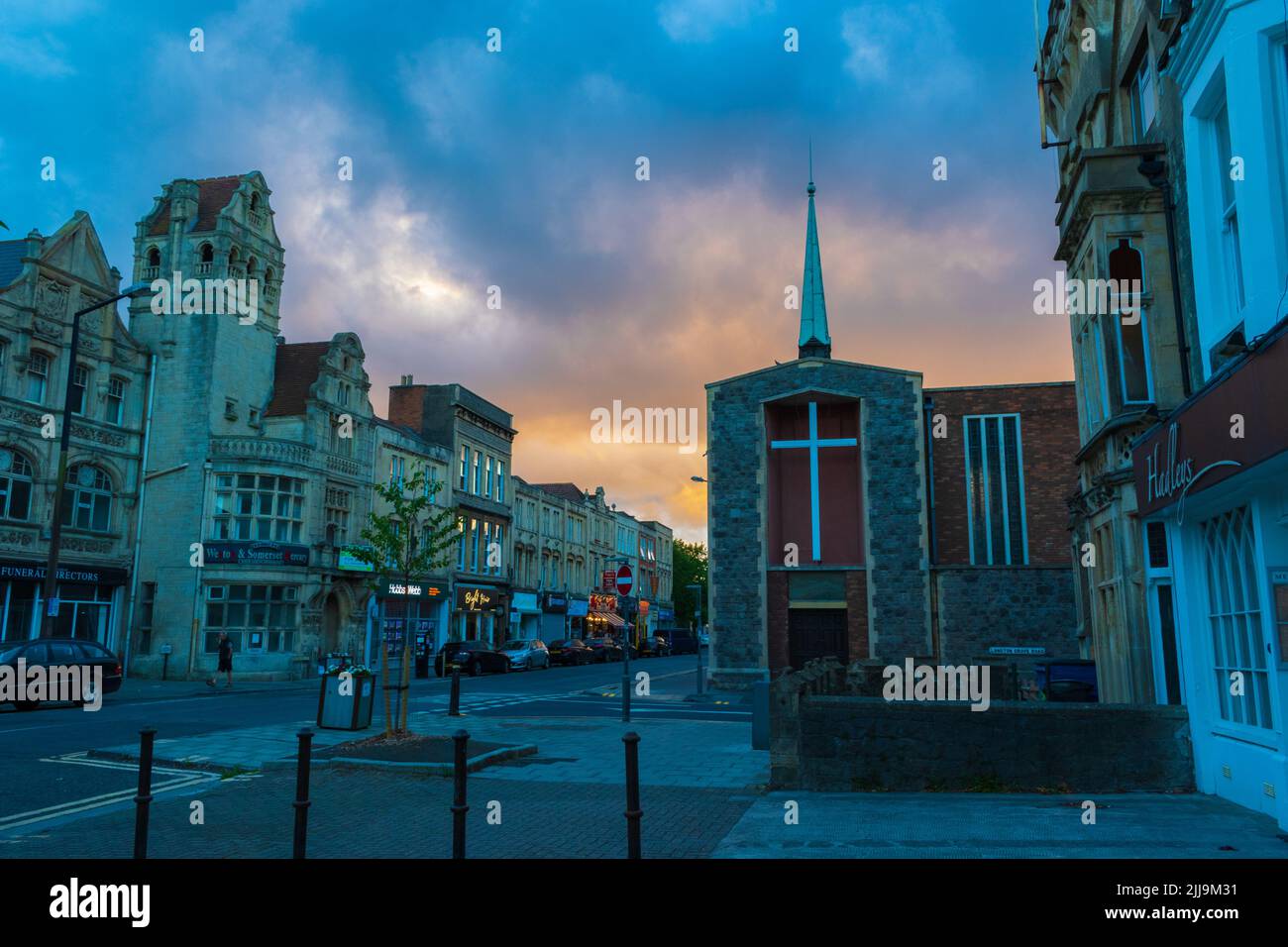 Vista sulla strada a Weston-super-Mare al tramonto - una città sul mare nel Somerset del Nord, Inghilterra. Foto Stock