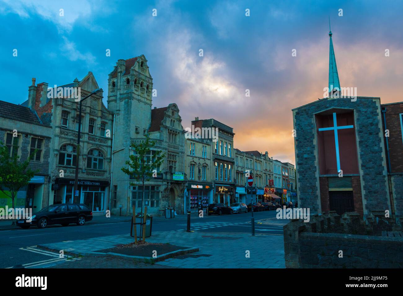 Vista sulla strada a Weston-super-Mare al tramonto - una città sul mare nel Somerset del Nord, Inghilterra. Foto Stock