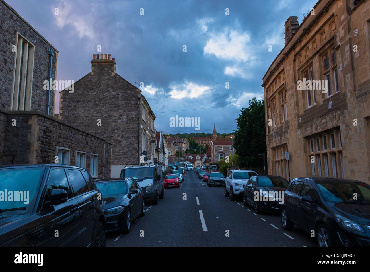 Vista sulla strada a Weston-super-Mare al tramonto - una città sul mare nel Somerset del Nord, Inghilterra. Foto Stock