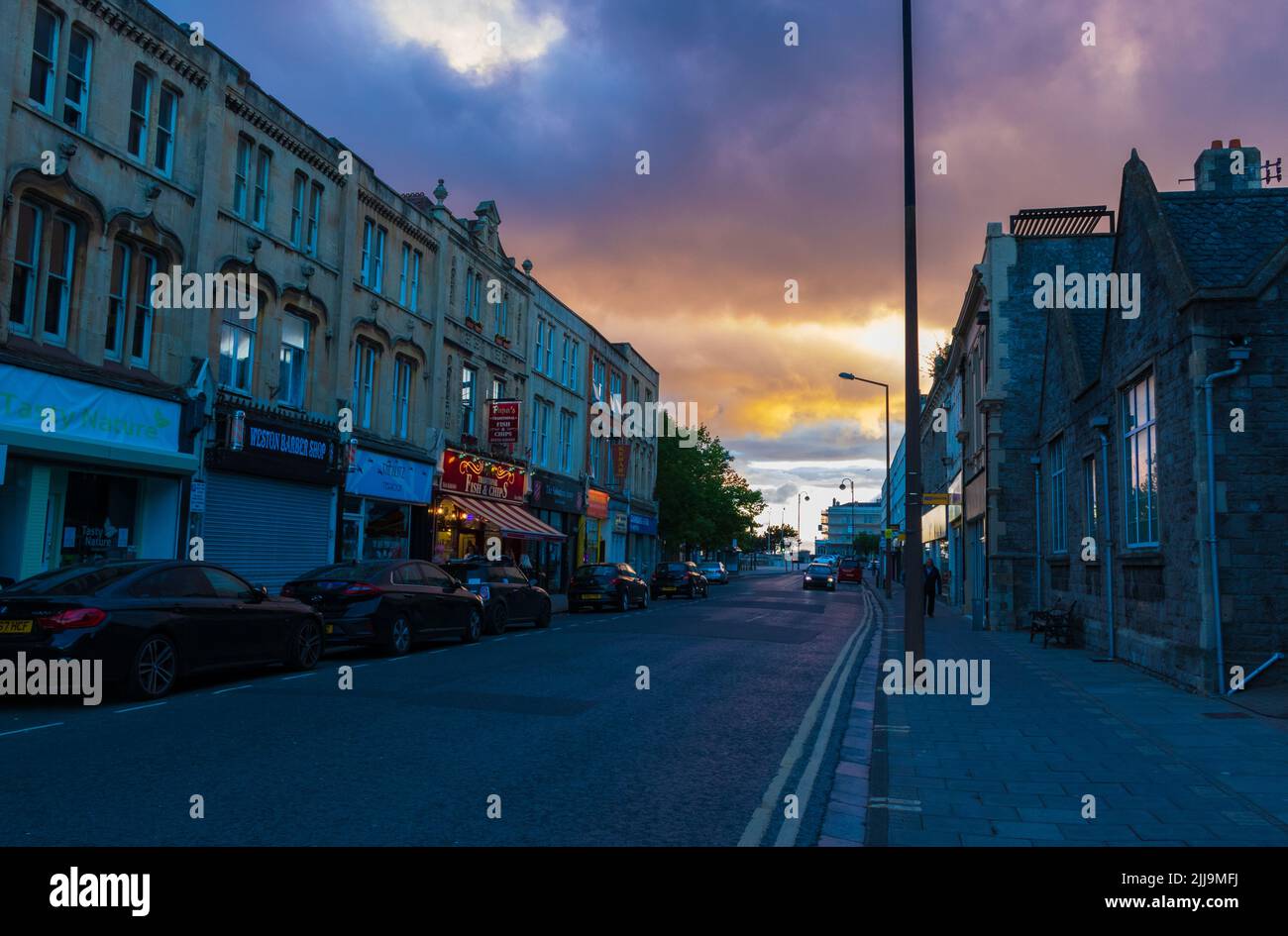Vista sulla strada a Weston-super-Mare al tramonto - una città sul mare nel Somerset del Nord, Inghilterra. Foto Stock
