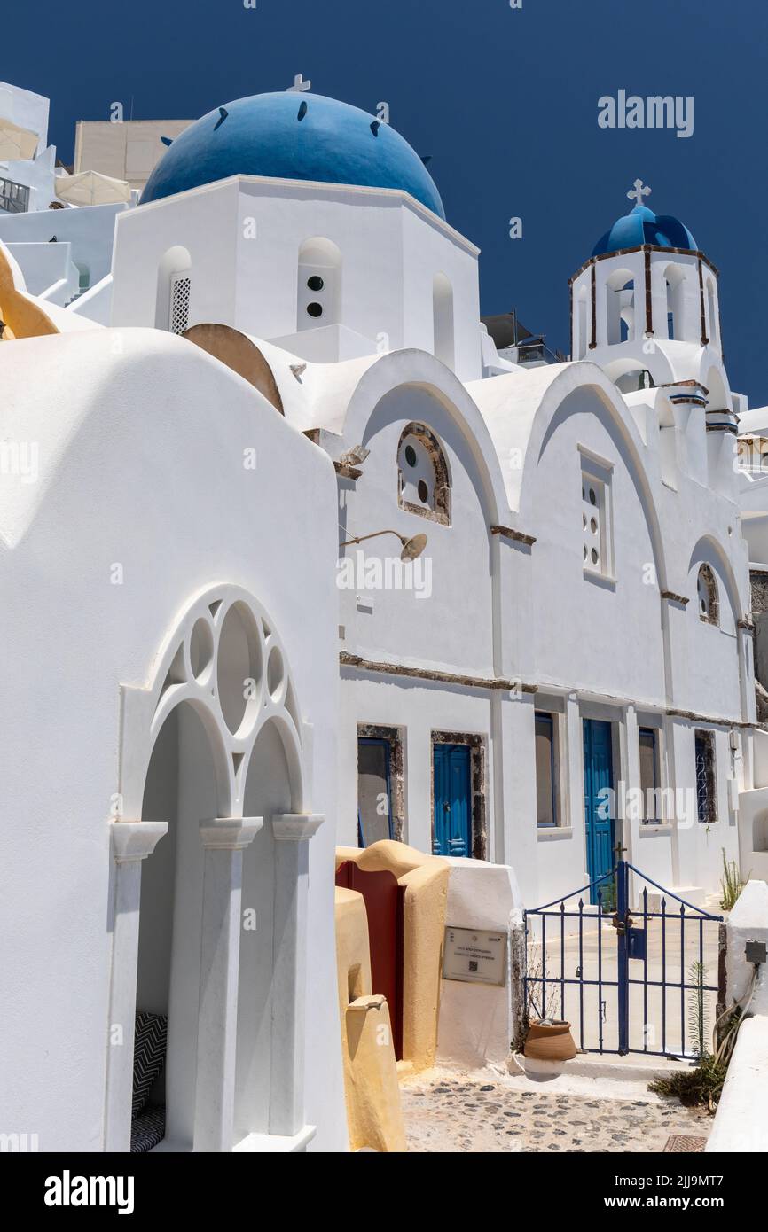 Chiesa di Hagios Spyridon con la sua famosa cupola blu e il campanile, Oia Santorini, Grecia Foto Stock