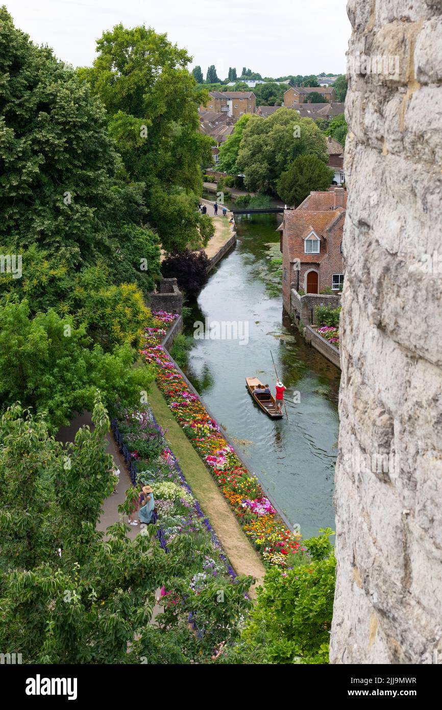 Canterbury Punting in estate - Punt su Great Stour, passando per Westgate Gardens - vista dall'alto da Westgate Towers, Canterbury, Inghilterra, Regno Unito Foto Stock
