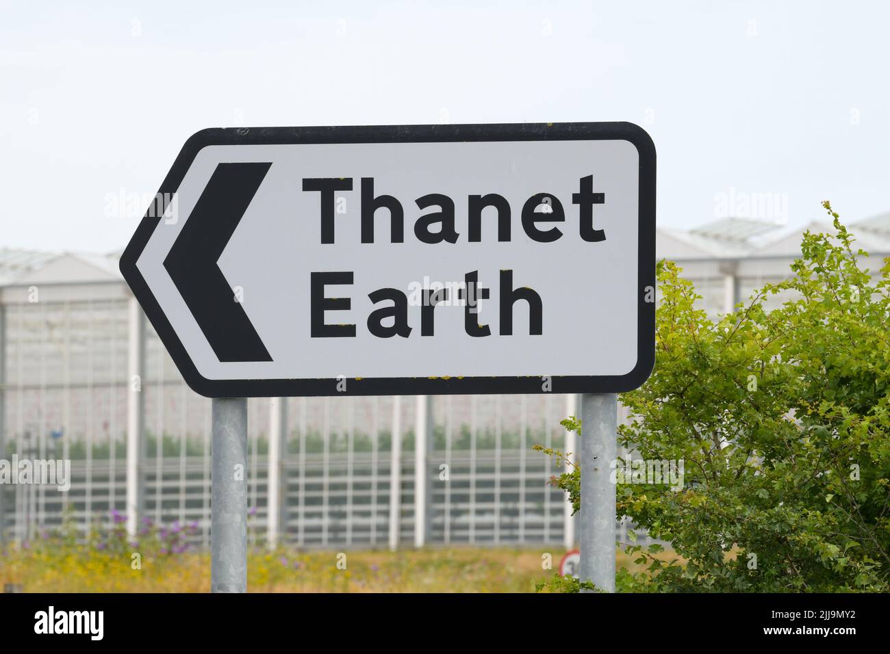 Cartello stradale Thanet Earth con le serre dietro - Birchington, Kent, England, UK Foto Stock