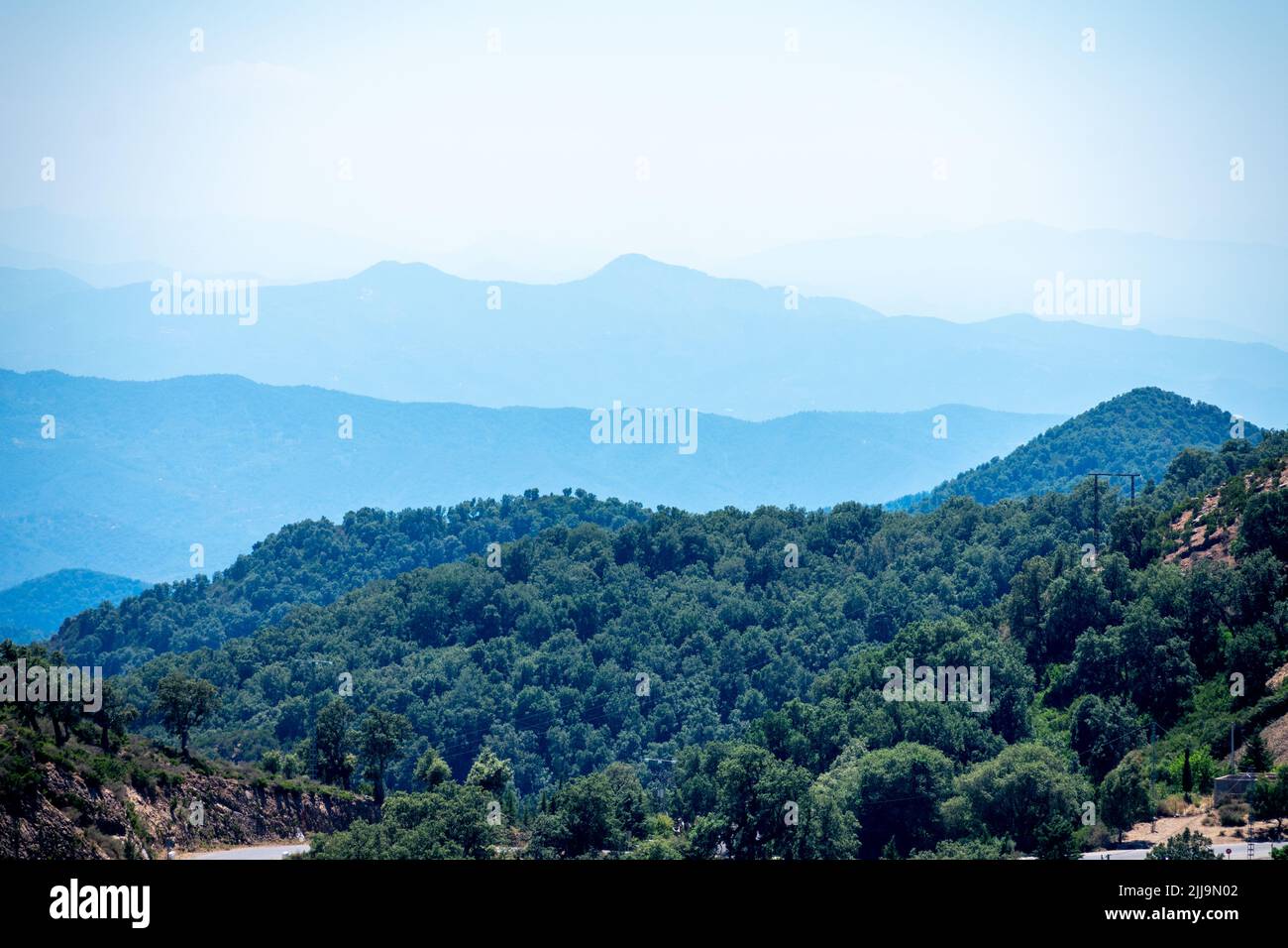 Vista panoramica delle montagne, del Mar Mediterraneo e delle fitte foreste da Skikda, Algeria Foto Stock
