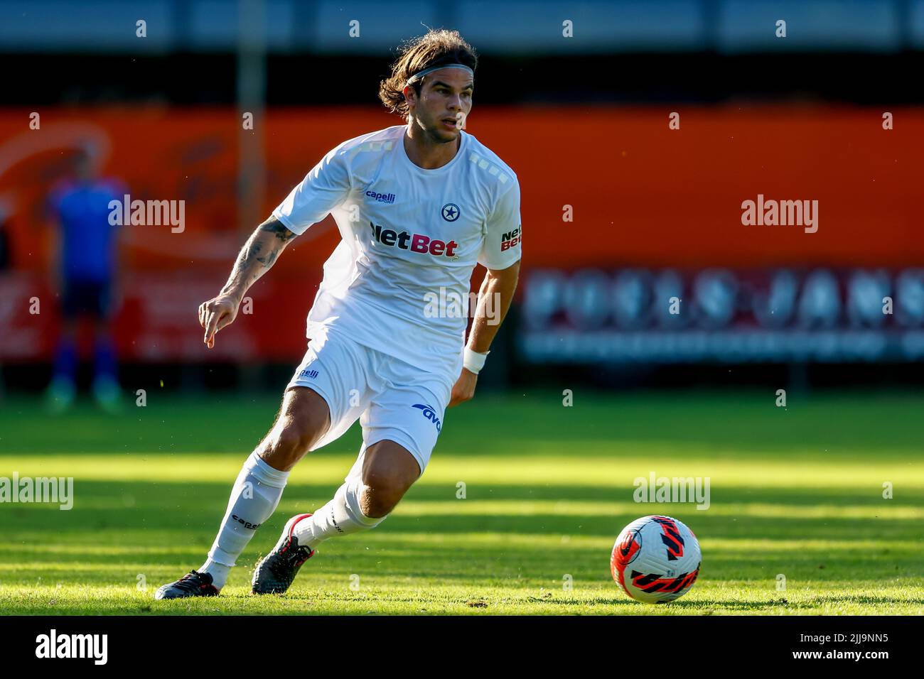 HORST, PAESI BASSI - 24 LUGLIO: Charilaos Charisis di Atromitos FC durante il preseason amichevole tra Atromitos FC e Kiryat Shmona Sportpark Ter Horst il 24 luglio 2022 a Horst, Paesi Bassi (Foto di Broer van den Boom/Orange Pictures) Foto Stock