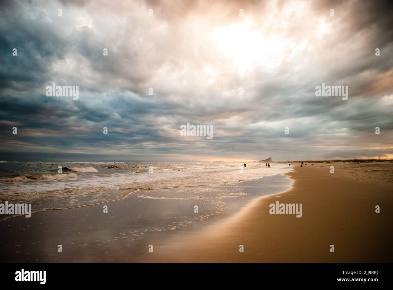 Una giornata nuvolosa e ventosa in spiaggia Foto Stock