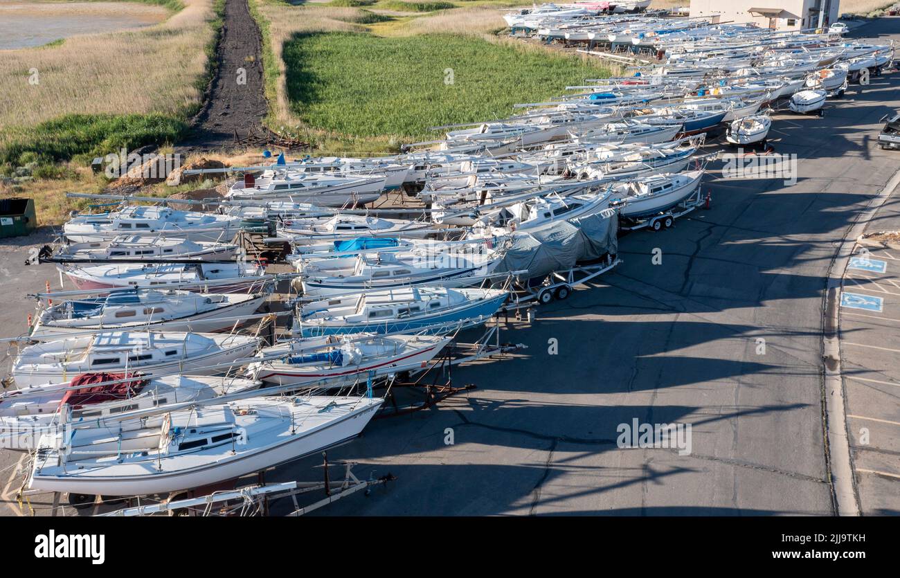 Magna, Utah - imbarcazioni da diporto prelevate dal porticciolo del Great Salt Lake state Park perché il livello dell'acqua del lago è sceso troppo. Foto Stock