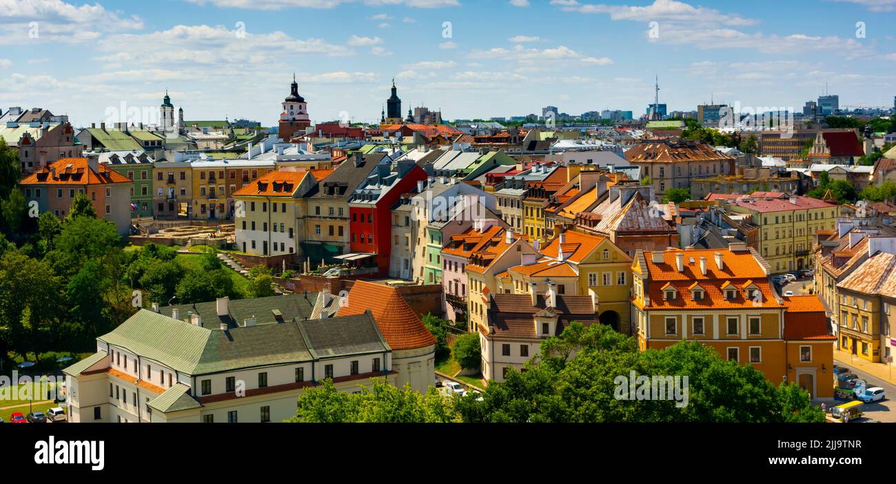 Lublino, Lubelskie Voivodato / Polonia - Luglio 24 2022: Vista della città vecchia dalla torre del castello del castello reale di Lublino. Foto Stock