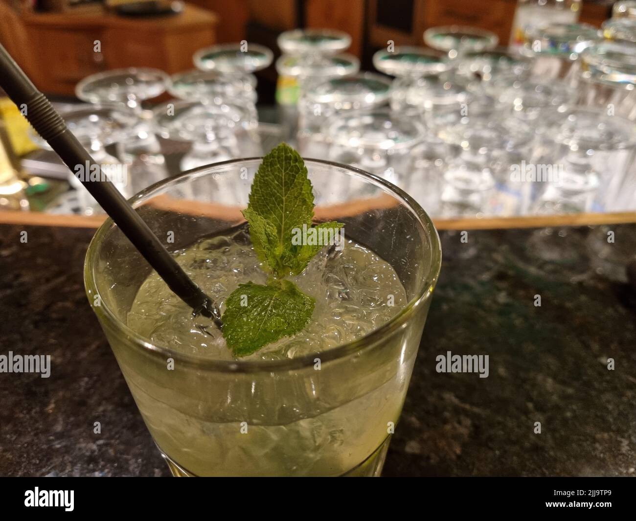Un primo piano di un cocktail con foglie di menta in un bar Foto Stock