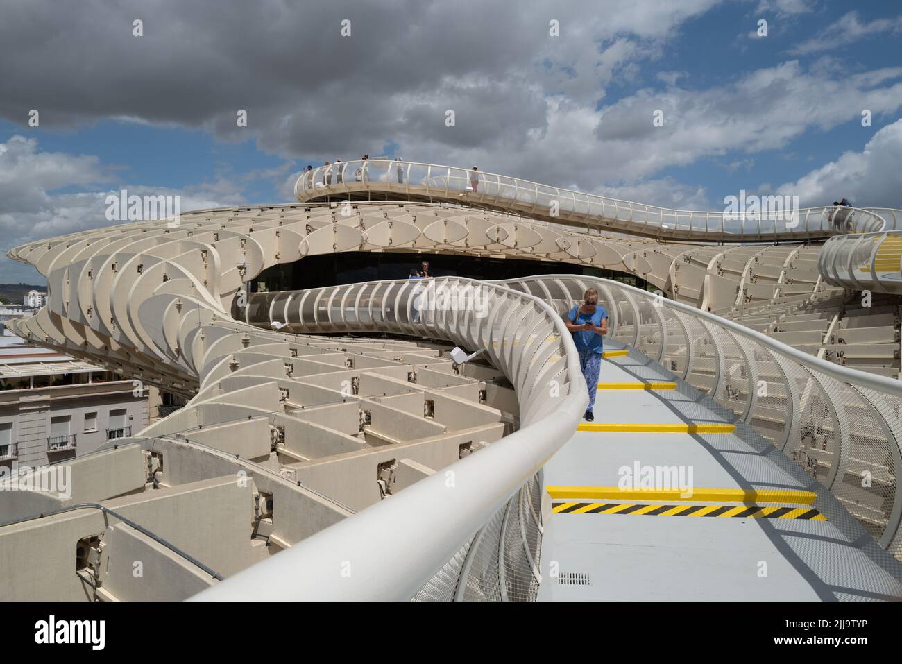 Siviglia, Spagna -- 3 giugno 2022. Una foto grandangolare della cima del 'Mushroom' e dei turisti che lo visitano. Foto Stock