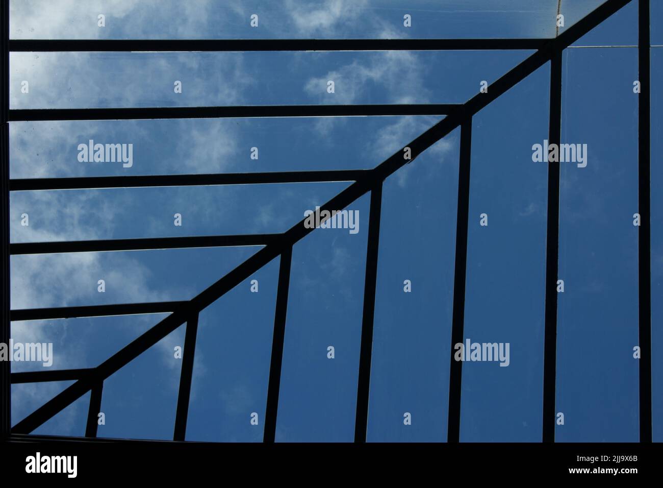 Fantastico tetto con facciata in vetro e colonna in acciaio smaltato. Prospettiva inferiore. Foto Stock