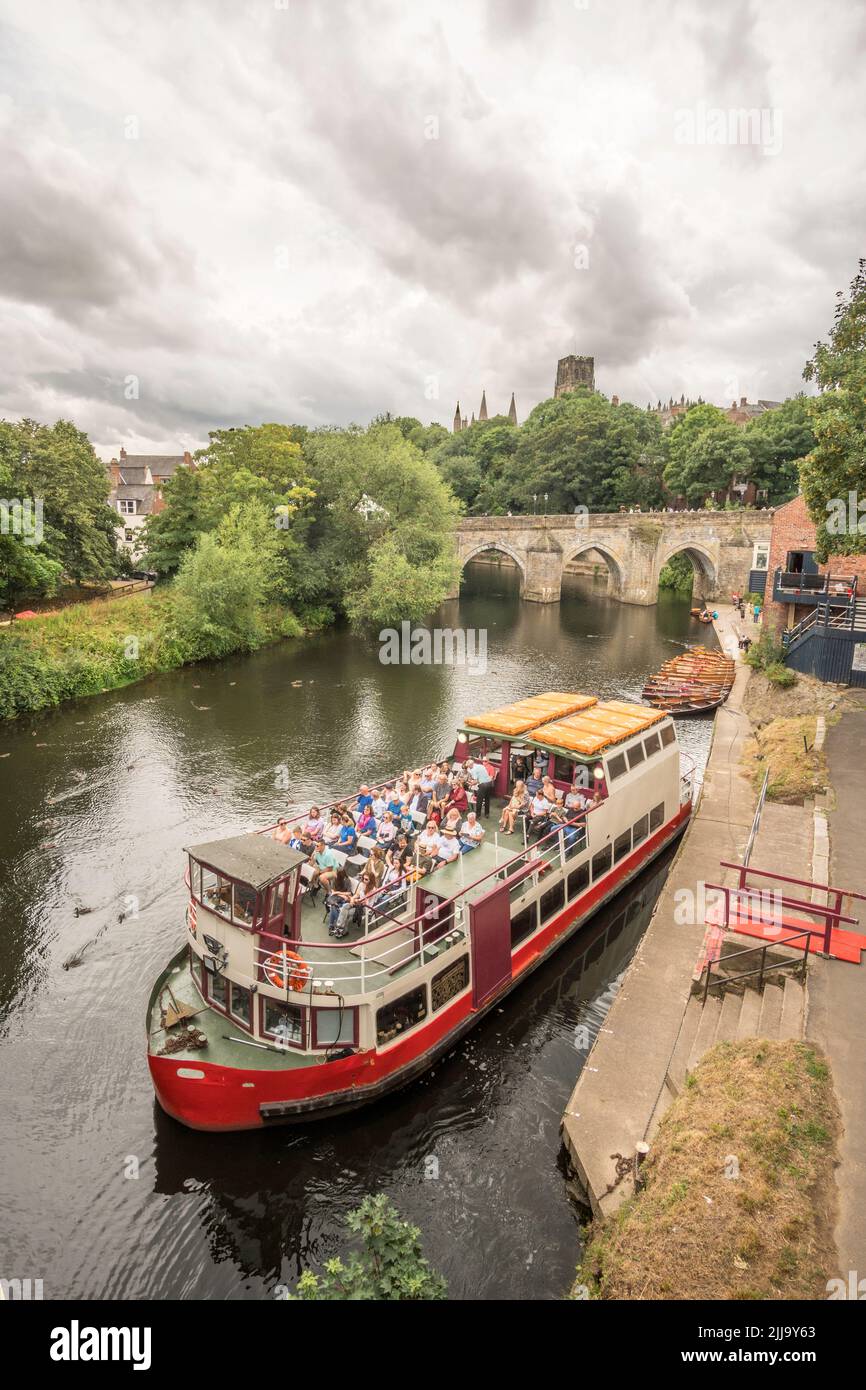 L'incrociatore fluviale Prince Bishop lascia il suo posto sul fiume indossare con i passeggeri, Durham City, Inghilterra, Regno Unito Foto Stock