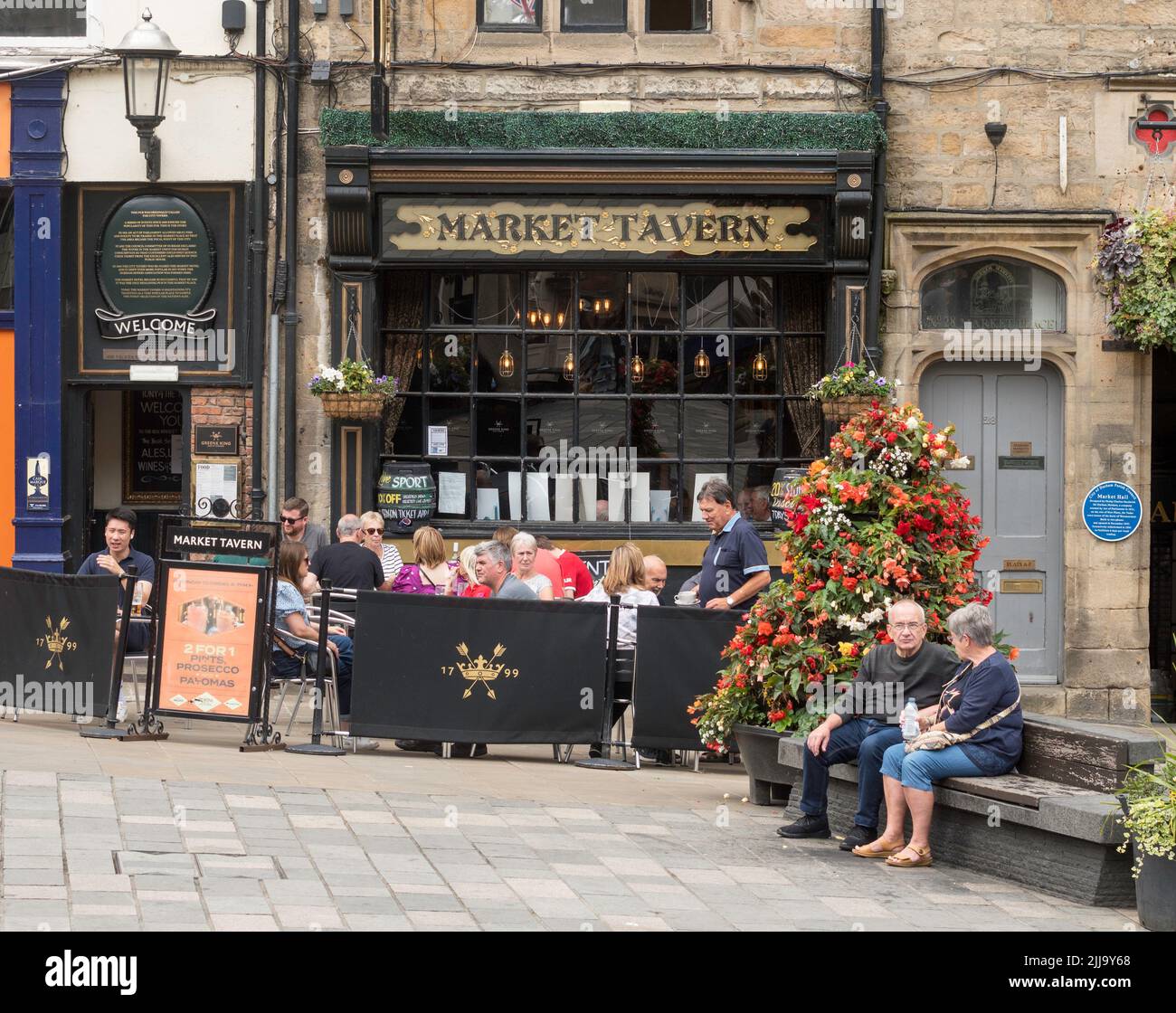 La gente sedeva al di fuori della Taverna del mercato di Durham, Inghilterra, Regno Unito Foto Stock