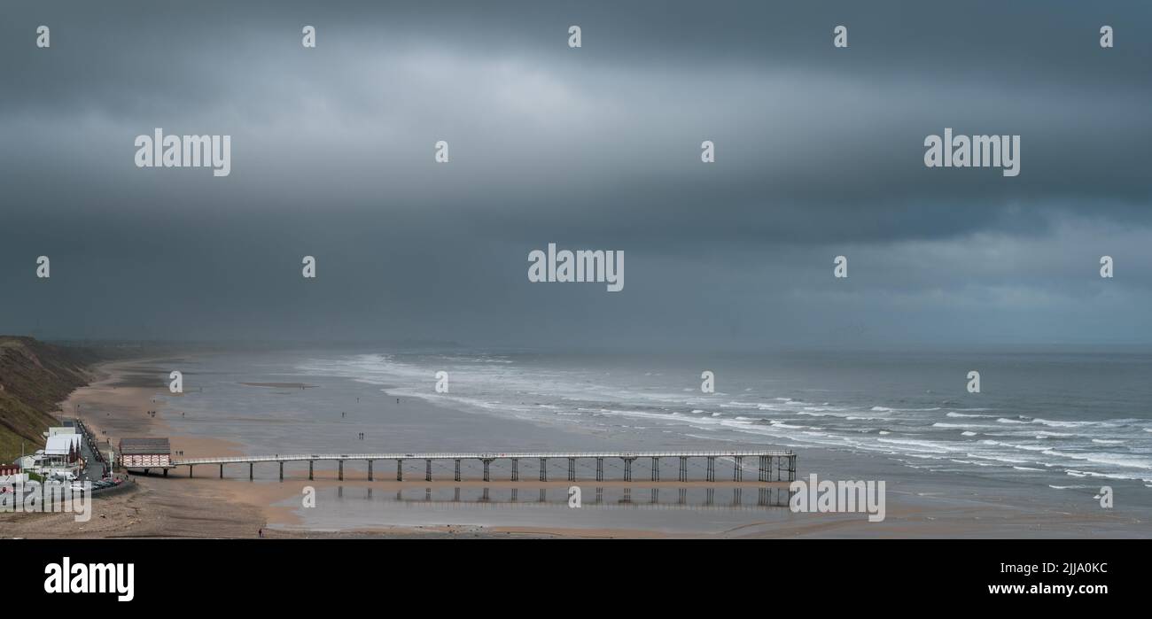 Tempesta che si avvicina al molo di Saltburn-by-the-Sea Foto Stock