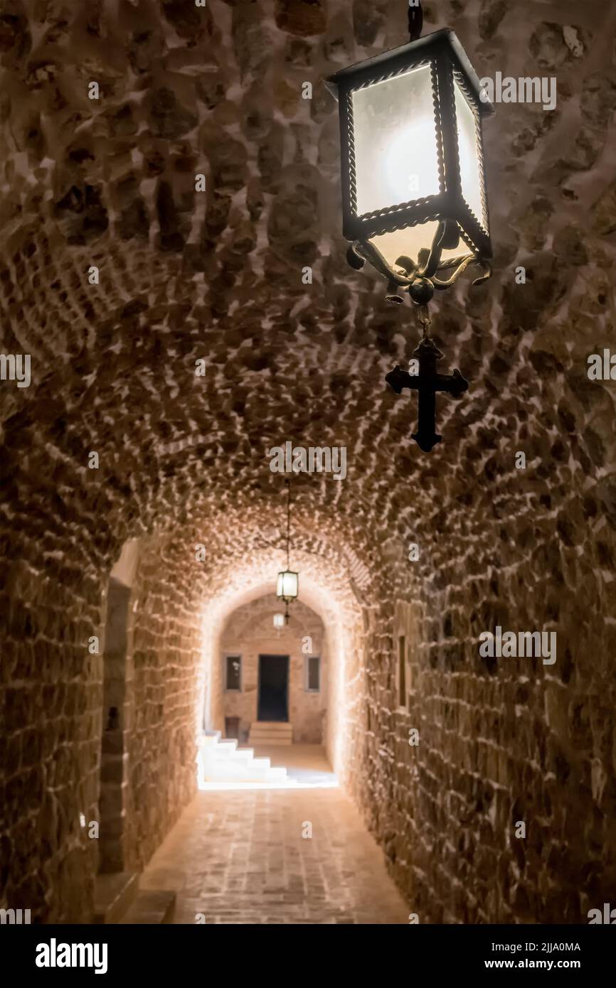 Vecchio passaggio del tunnel del Monastero di Mor Hananyo a Mardin, nella Turchia orientale Foto Stock