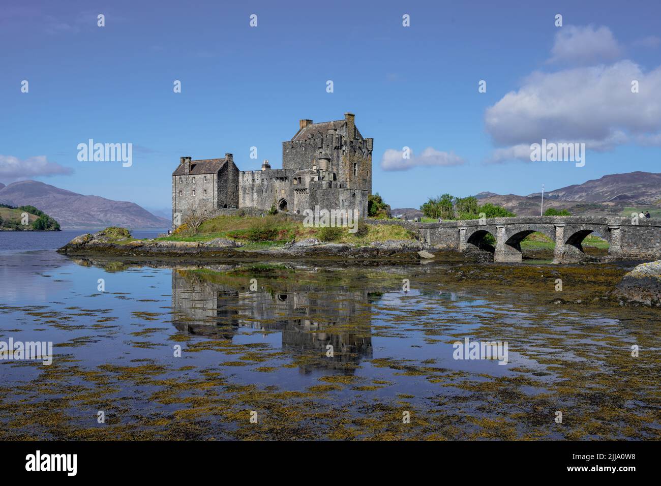 Castello di Eileen Donan riflesso in Loch Duich Foto Stock