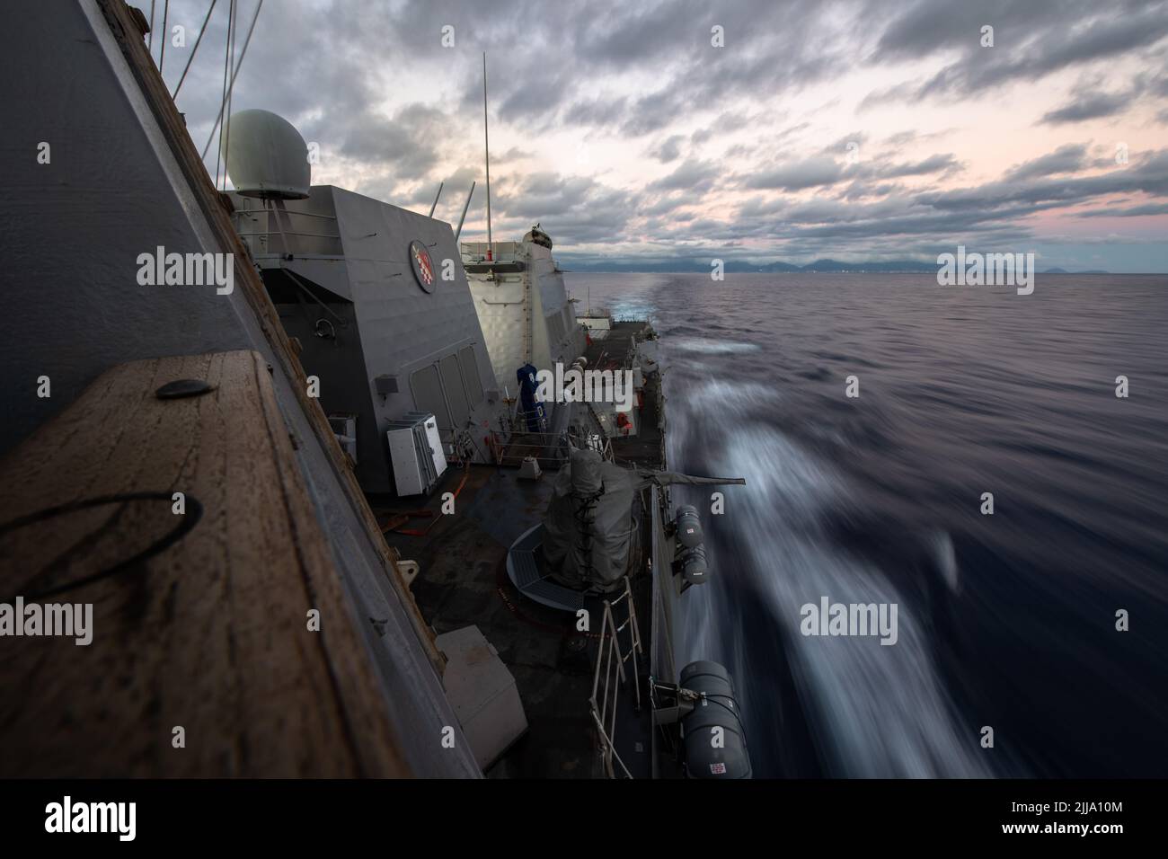 191210-N-LI768-2020 OCEANO PACIFICO (DIC. 10, 2019) - il cacciatorpediniere missilistico guidato USS Halsey (DDG 97) transita nell'Oceano Pacifico mentre è in corso la certificazione e la formazione di fase di base. (STATI UNITI Foto Navy di Mass Communication Specialist 1st Classe Devin M. Langer) Foto Stock