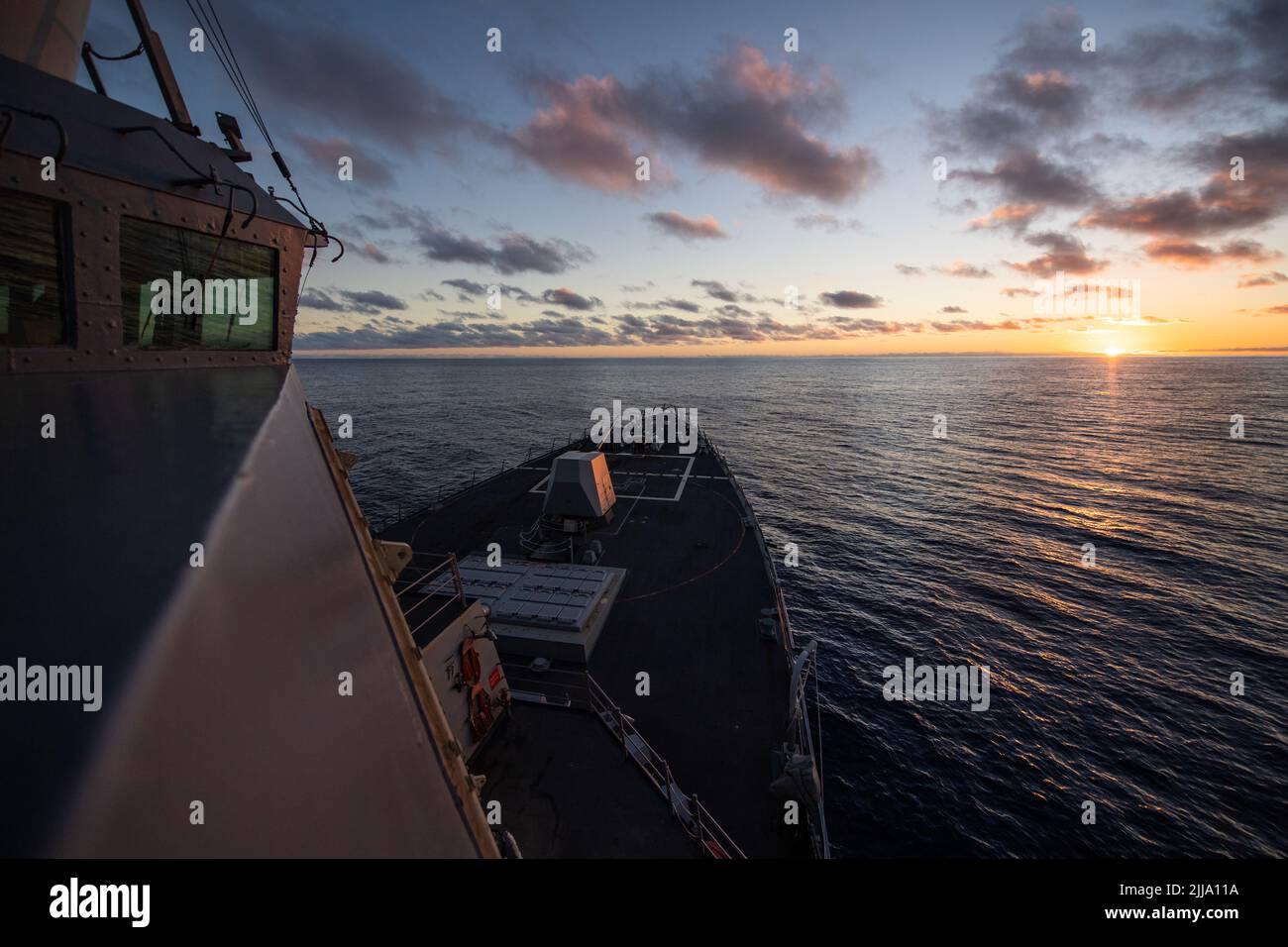 191210-N-LI768-2008 OCEANO PACIFICO (DIC. 10, 2019) - il cacciatorpediniere missilistico guidato USS Halsey (DDG 97) transita nell'Oceano Pacifico mentre è in corso la certificazione e la formazione di fase di base. (STATI UNITI Foto Navy di Mass Communication Specialist 1st Classe Devin M. Langer) Foto Stock
