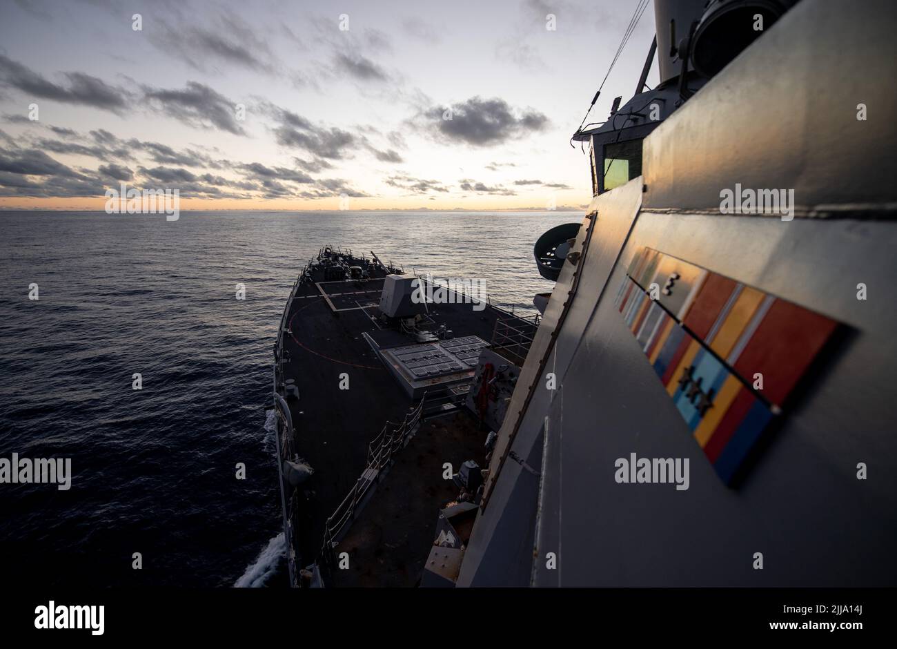 191210-N-LI768-2027 OCEANO PACIFICO (DIC. 10, 2019) – il cacciatorpediniere missilistico guidato USS Halsey (DDG 97) transita nell'Oceano Pacifico mentre è in corso la certificazione e la formazione di fase di base. (STATI UNITI Foto Navy di Mass Communication Specialist 1st Classe Devin M. Langer) Foto Stock