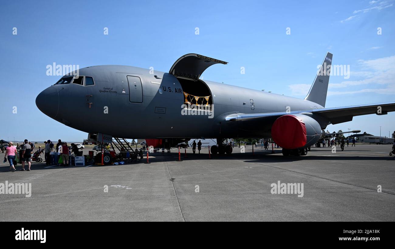 Una US Air Force KC-46 A Pegasus siede in mostra durante la Military Open House del Montana “Flight Over the Falls”, 24 luglio 2022, Air National Guard base, Mont. il KC-46A è uno dei più nuovi velivoli della flotta, con la prima consegna alla McConnell Air Force base, Kansas il 25 gennaio 2019. (STATI UNITI Air National Guard Photo by staff Sgt. Jackson, N. Haddon) Foto Stock