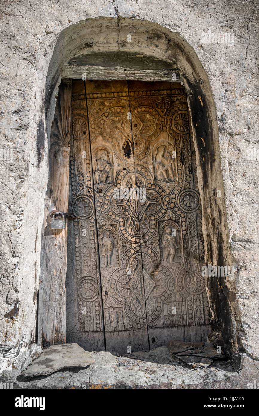 Vecchia porta di legno della chiesa di San Giorgio Ushguli, Upper Svaneti, Georgia Foto Stock