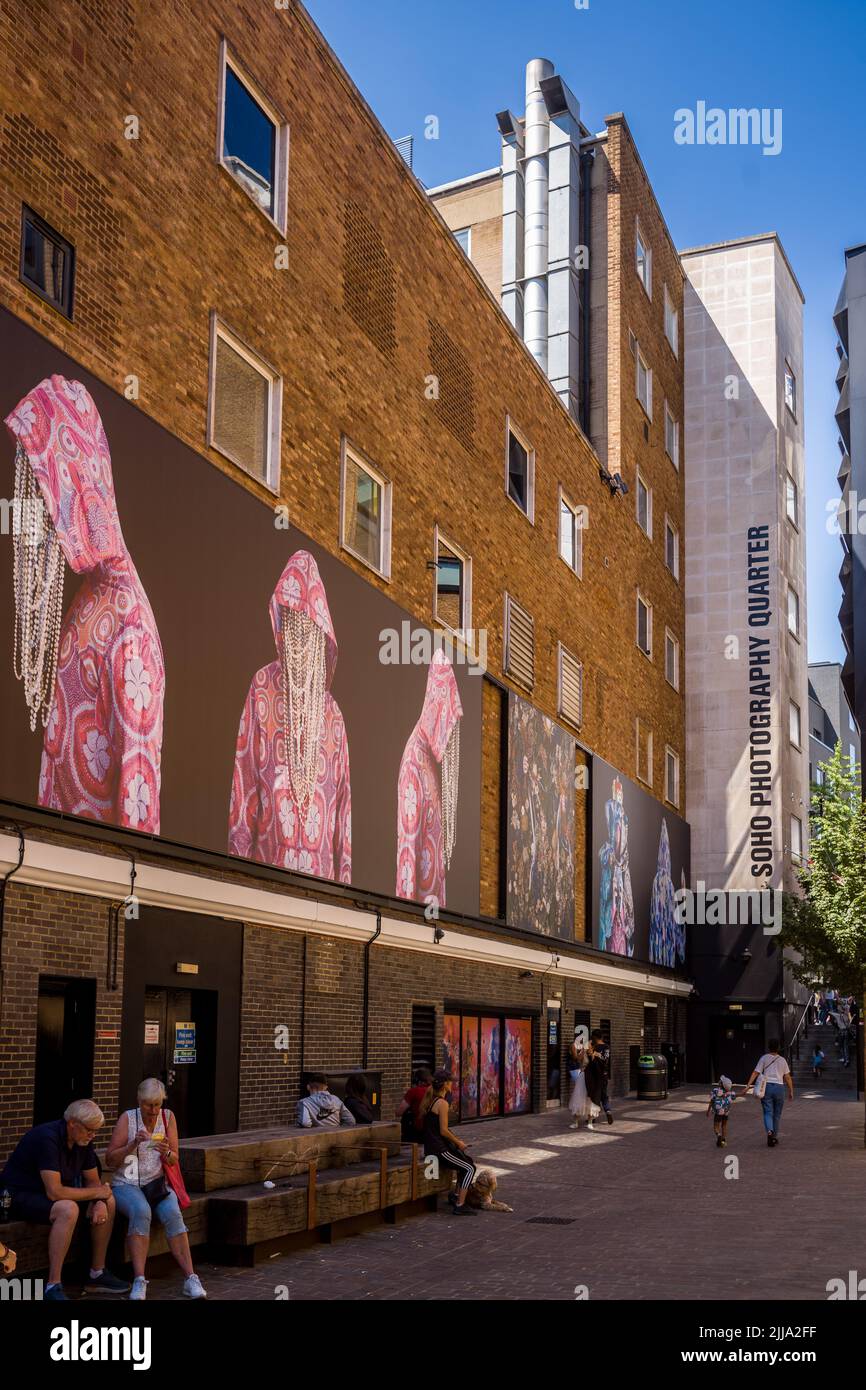 Soho Photography Quarter London SPQ - area vicino alla galleria dei fotografi è ora il Soho Photographer Quarter per esposizione e proiezione all'aperto. Foto Stock