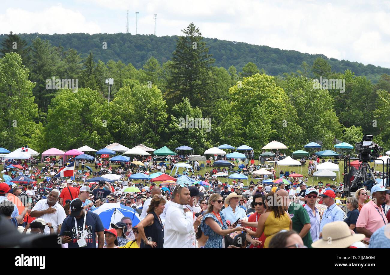 Cooperstown, Stati Uniti. 24th luglio 2022. I fan partecipano alla cerimonia di induzione Hall of Fame della Major League Baseball per 2022 induttori a Cooperstown, New York, domenica 24 luglio 2022. David Ortiz, l'induttore dell'Associazione degli scrittori di baseball degli Stati Uniti, si unisce al Comitato dell'era dei giorni d'oro Gil Hodges, Jim Kaat, Minnie Minoso e Tony Olivia e al Comitato dell'era del baseball degli inizi, elegge Bud Fowler e Buck o'Neil alla cerimonia di induzione del luglio 24. Foto di George Napolitano/UPI Credit: UPI/Alamy Live News Foto Stock