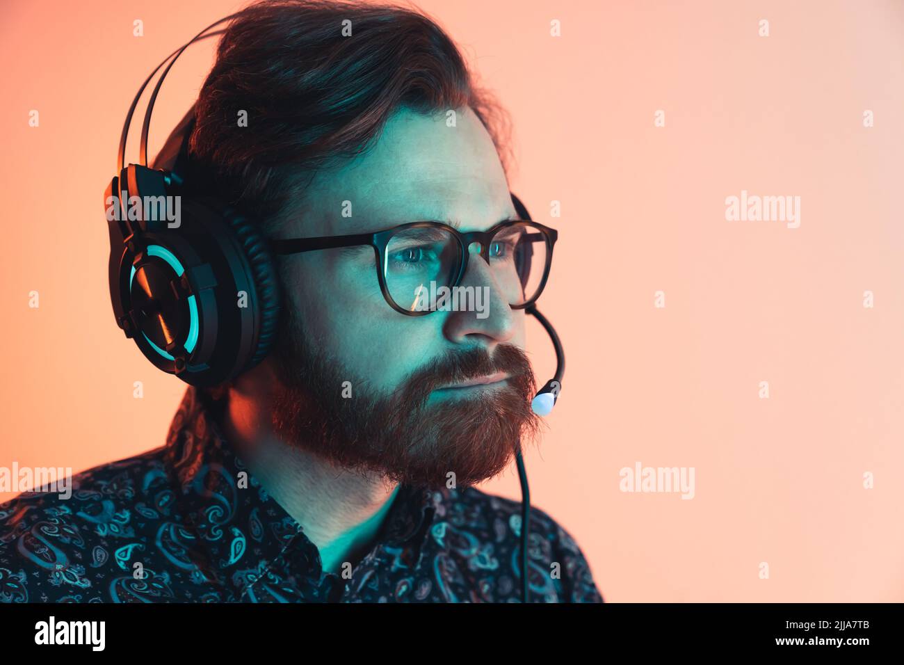 Creator designer professionista con bearded che lavora sul computer - primo piano. Foto di alta qualità Foto Stock