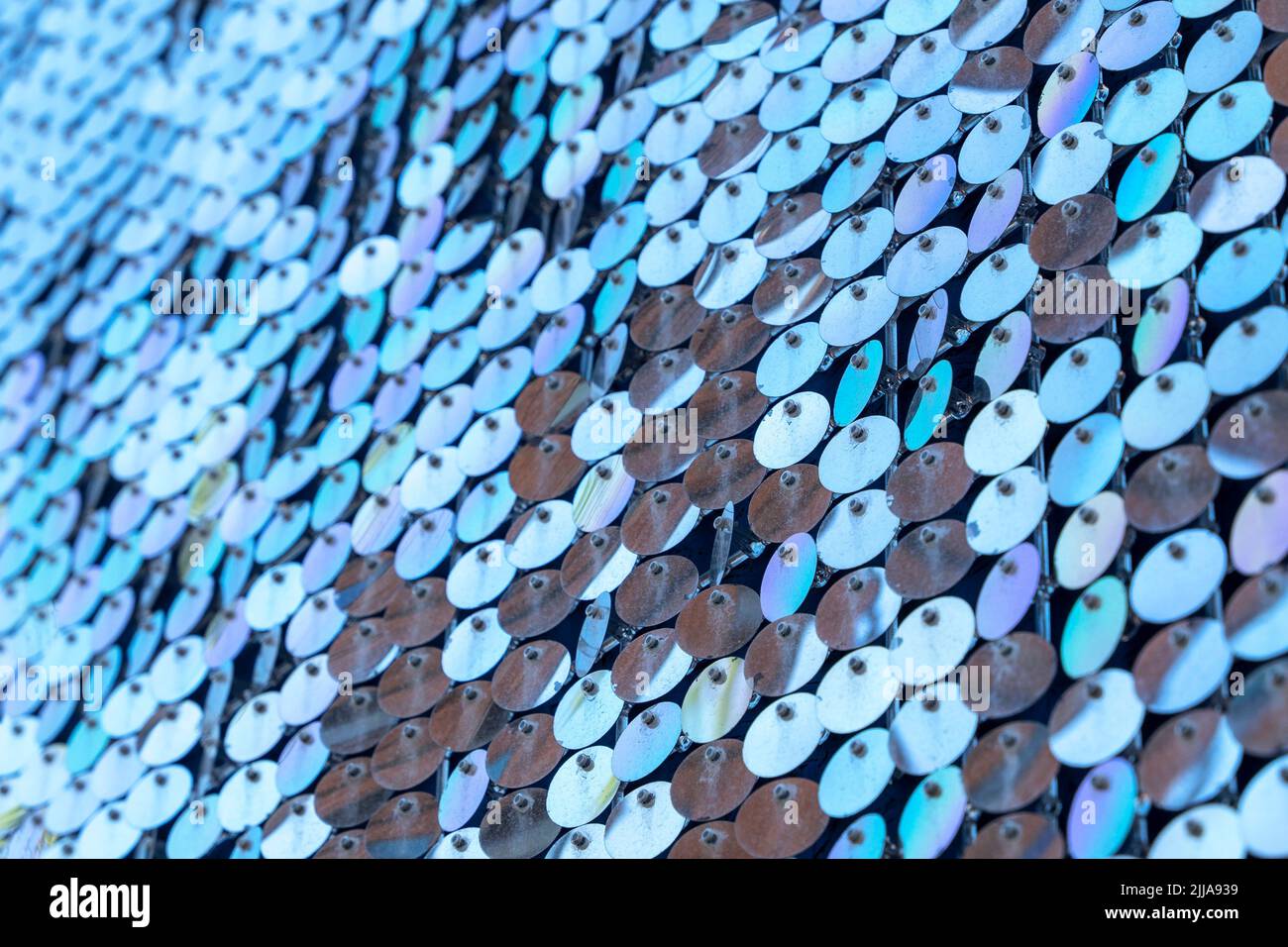 sfondo astratto di dischi d'argento sospesi su corde. frizzante Foto Stock