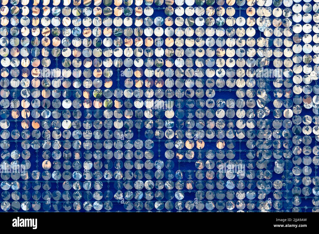 sfondo astratto di dischi d'argento sospesi su corde. frizzante Foto Stock