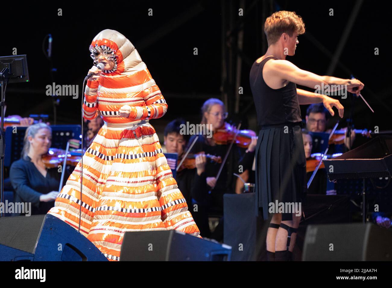 Bjork domenica 24th luglio chiude Bluedot festival Cheshire di fronte al famoso Lovell Telescope. Che si svolge tra il 21 e il 24 luglio presso il sito patrimonio mondiale dell'UNESCO, Jodrell Bank, Cheshire Regno Unito, Bluedot è un festival di tre giorni di scoperta che è un mix di artisti, relatori, scienziati e artisti in un evento diverso da qualsiasi sulla terra. L'evento di quest'anno è stato affiancato da Groove Armada (venerdì), Metronomy (sabato), Mogwai (sabato) con Björk che ha in testa la domenica sera con un'esibizione iconica con l'Orchestra Hallé. Immagine garyroberts/worldwidefeatures.com Foto Stock