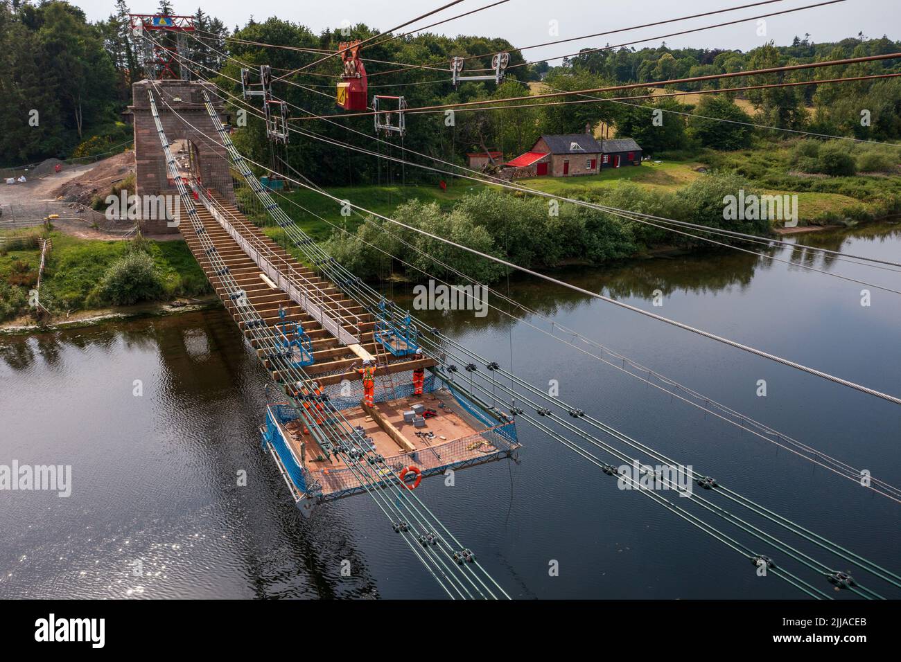 L'Union Chain Bridge che attraversa il fiume Tweed durante i lavori di restauro di Spencer Engineering, costruito nel 1820 dal capitano Samuel Brown RN Foto Stock