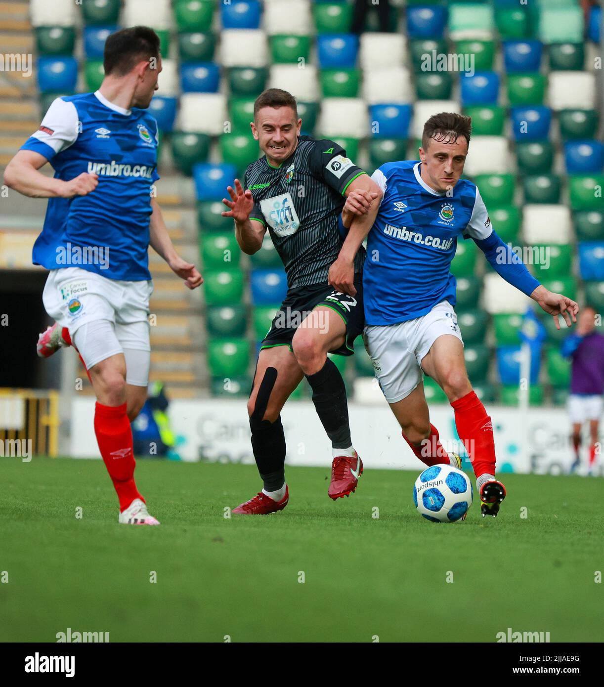 Windsor Park, Belfast, Irlanda del Nord, Regno Unito. 13 luglio 2022. UEFA Champions League primo turno di qualificazione (seconda tappa) – Linfield vs TNS. Calciatore in azione Linfield giocatore di calcio Joel Cooper (9). Foto Stock