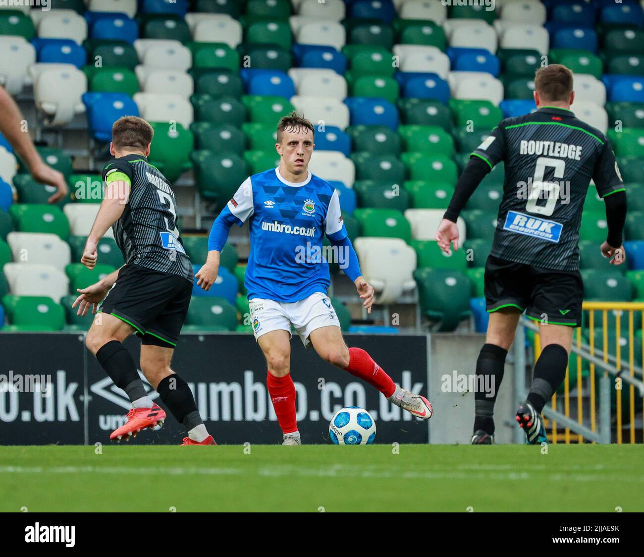 Windsor Park, Belfast, Irlanda del Nord, Regno Unito. 13 luglio 2022. UEFA Champions League primo turno di qualificazione (seconda tappa) – Linfield vs TNS. Calciatore in azione Linfield giocatore di calcio Joel Cooper (9). Foto Stock