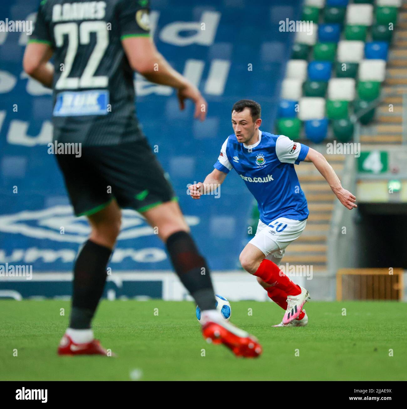 Windsor Park, Belfast, Irlanda del Nord, Regno Unito. 13 luglio 2022. UEFA Champions League primo turno di qualificazione (seconda tappa) – Linfield vs TNS. Calciatore in azione Linfield calciatore Stephen Fallon (20). Foto Stock