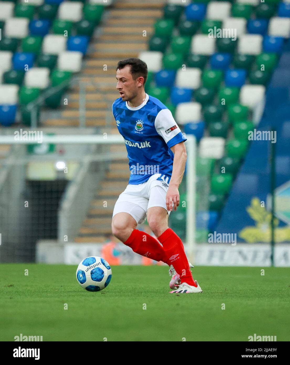 Windsor Park, Belfast, Irlanda del Nord, Regno Unito. 13 luglio 2022. UEFA Champions League primo turno di qualificazione (seconda tappa) – Linfield vs TNS. Calciatore in azione Linfield calciatore Stephen Fallon (20). Foto Stock