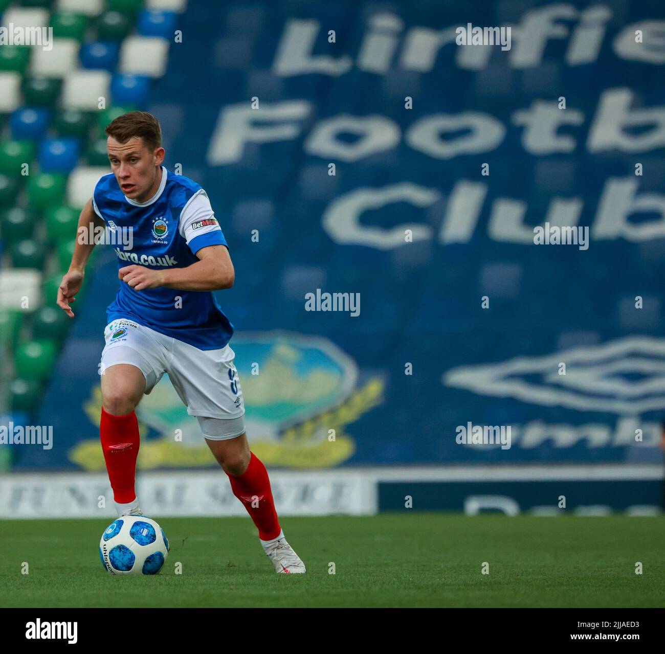 Windsor Park, Belfast, Irlanda del Nord, Regno Unito. 13 luglio 2022. UEFA Champions League primo turno di qualificazione (seconda tappa) – Linfield vs TNS. Calciatore in azione Linfield calciatore Kyle McClean (8). Foto Stock