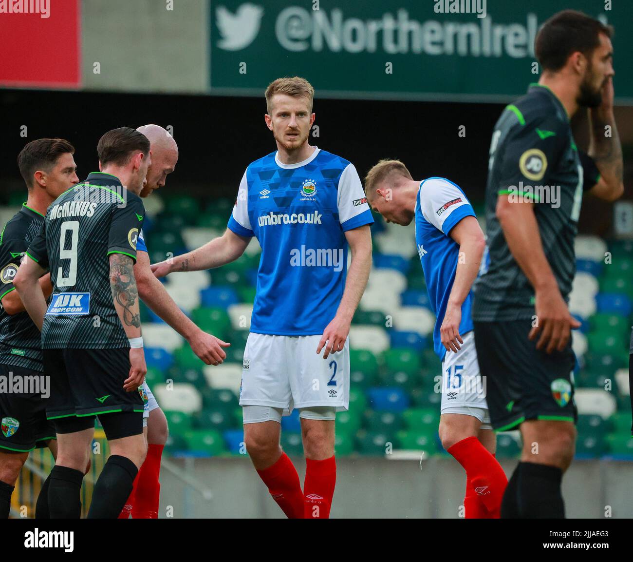 Windsor Park, Belfast, Irlanda del Nord, Regno Unito. 13 luglio 2022. UEFA Champions League primo turno di qualificazione (seconda tappa) – Linfield vs TNS. Calciatore in azione Linfield giocatore di calcio Sam Roscoe (2). Foto Stock