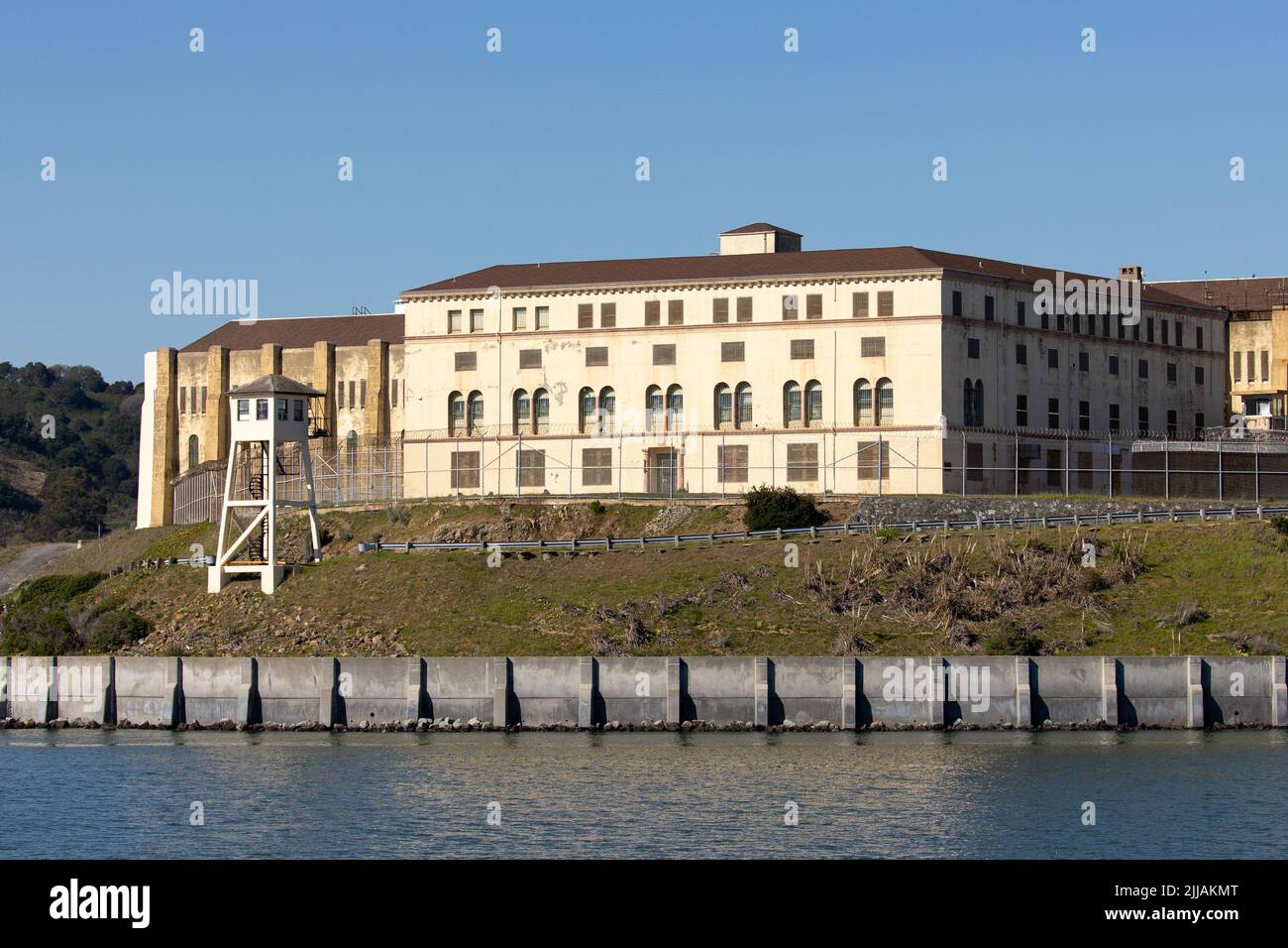 Vista esterna della prigione di stato di San Quentin, la più antica della California. L'unico braccio della morte per gli uomini si trova lì. Foto Stock