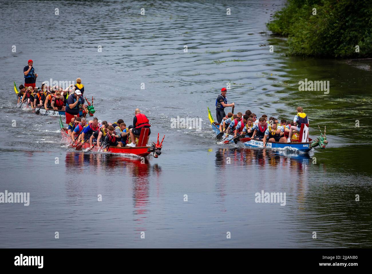 Tre Dragon Boats che corrono lungo il fiume Mersey nella competizione finale della giornata Foto Stock