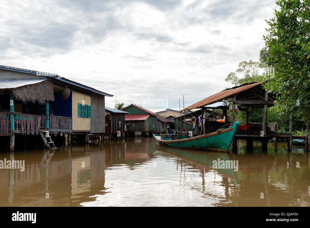 Vista del villaggio galleggiante a Kampot Foto Stock