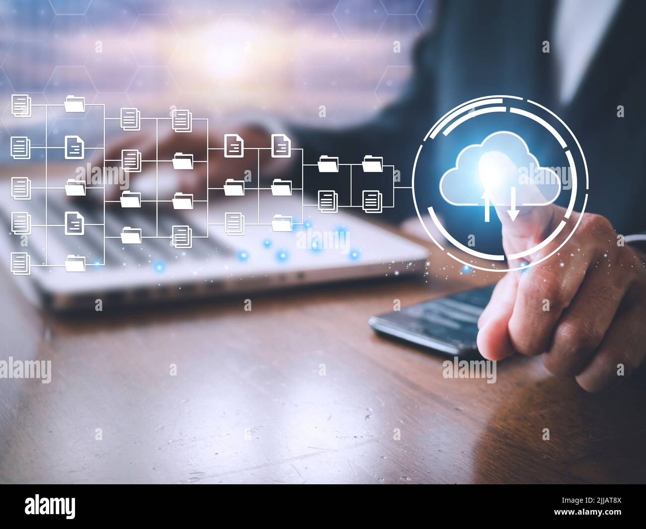 Uomo d'affari che lavora con documento digitale su schermo virtuale. Salvataggio del database sul server di rete cloud. Storage per le grandi organizzazioni da condividere con empl Foto Stock