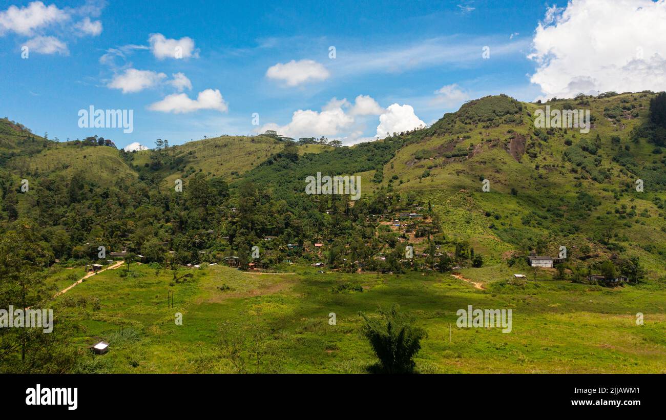 Verdi colline e montagne sullo sfondo di cielo blu e nuvole. Sri Lanka. Foto Stock